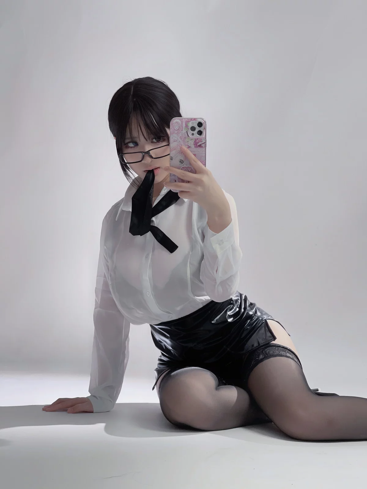 Cos小姐姐幼爱youmeko早安主题性感白T配黑短裙露超薄黑丝秀翘臀诱惑写真28P