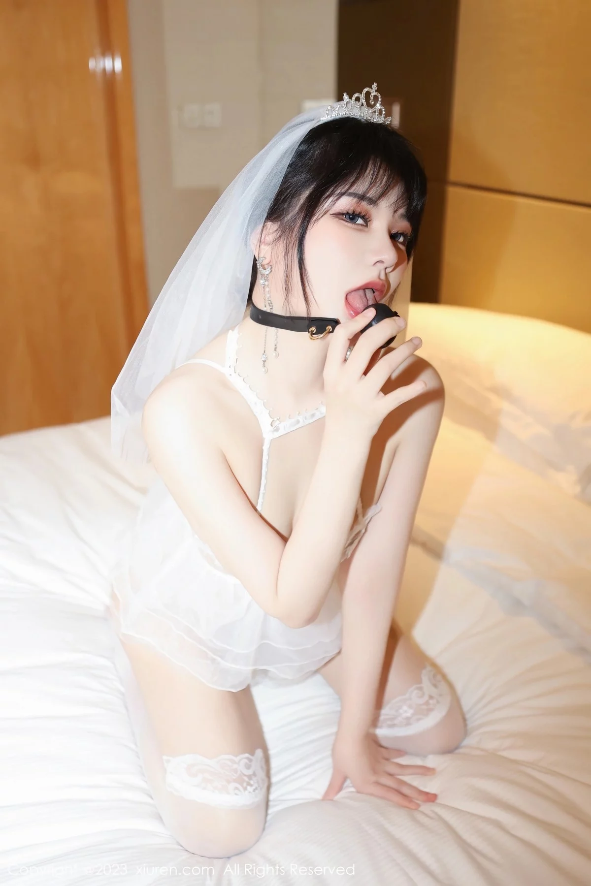 XiuRen第6365期_模特桃桃子_性感白色蕾丝婚纱配白丝袜透视秀惹火身材诱惑写真89P