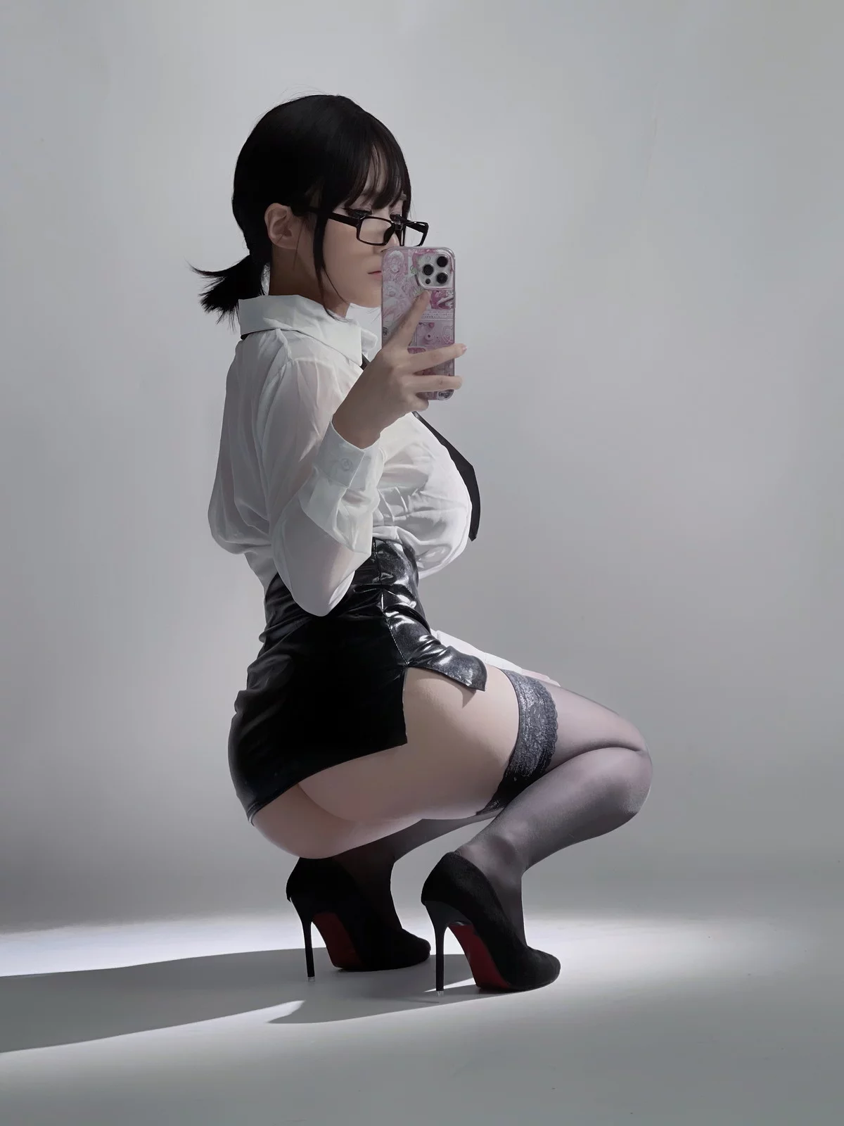 Cos小姐姐幼爱youmeko早安主题性感白T配黑短裙露超薄黑丝秀翘臀诱惑写真28P