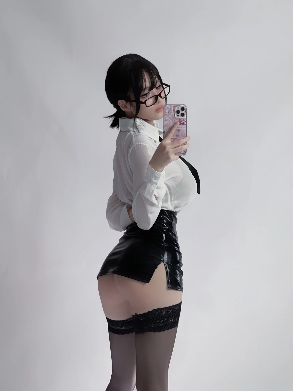 Cos小姐姐幼爱youmeko早安主题性感白T配黑短裙露超薄黑丝秀翘臀诱惑写真28P