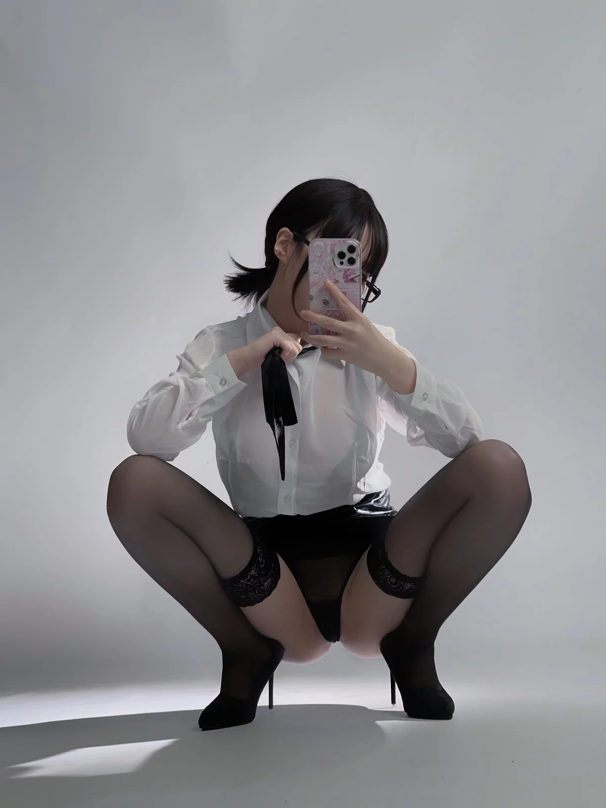 Cos小姐姐幼爱youmeko早安主题性感白T配黑短裙露超薄黑丝秀翘臀诱惑写真28P