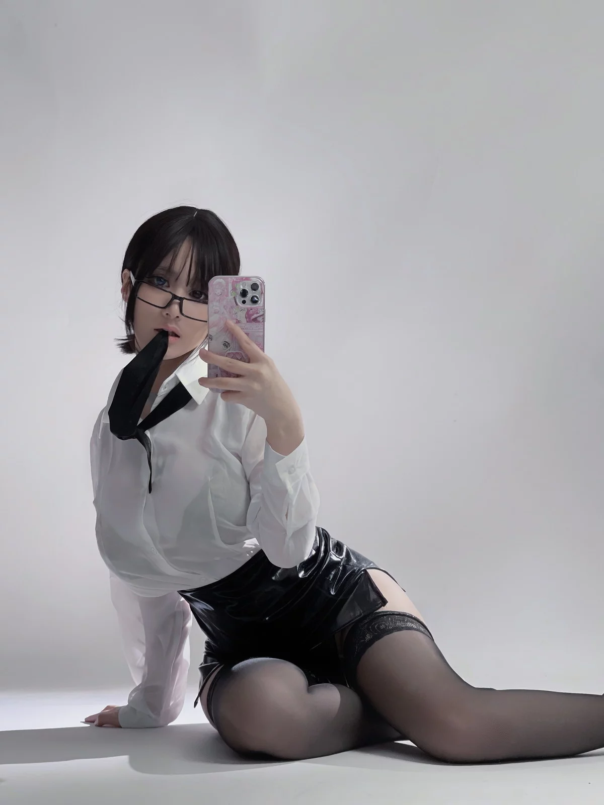 Cos小姐姐幼爱youmeko早安主题性感白T配黑短裙露超薄黑丝秀翘臀诱惑写真28P