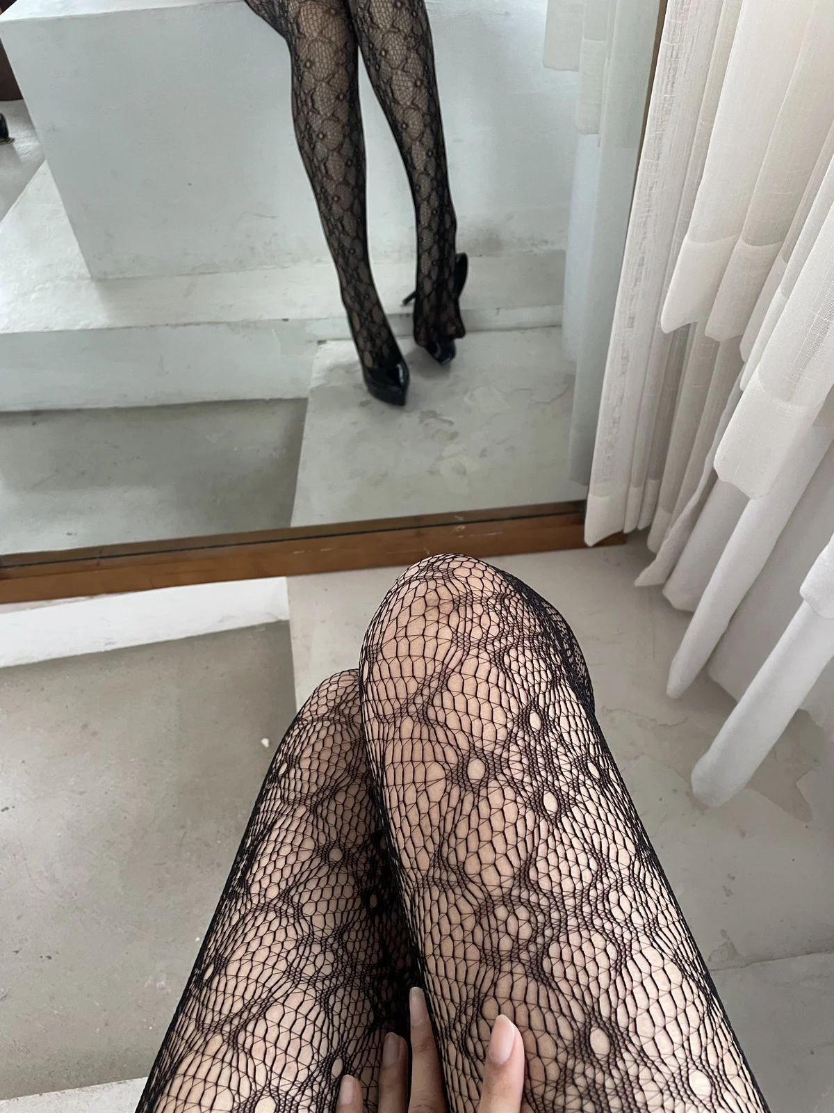 网络美女轩萧学姐提花裤袜主题性感白T配黑短裙露黑丝网袜秀翘臀美腿诱惑写真106P