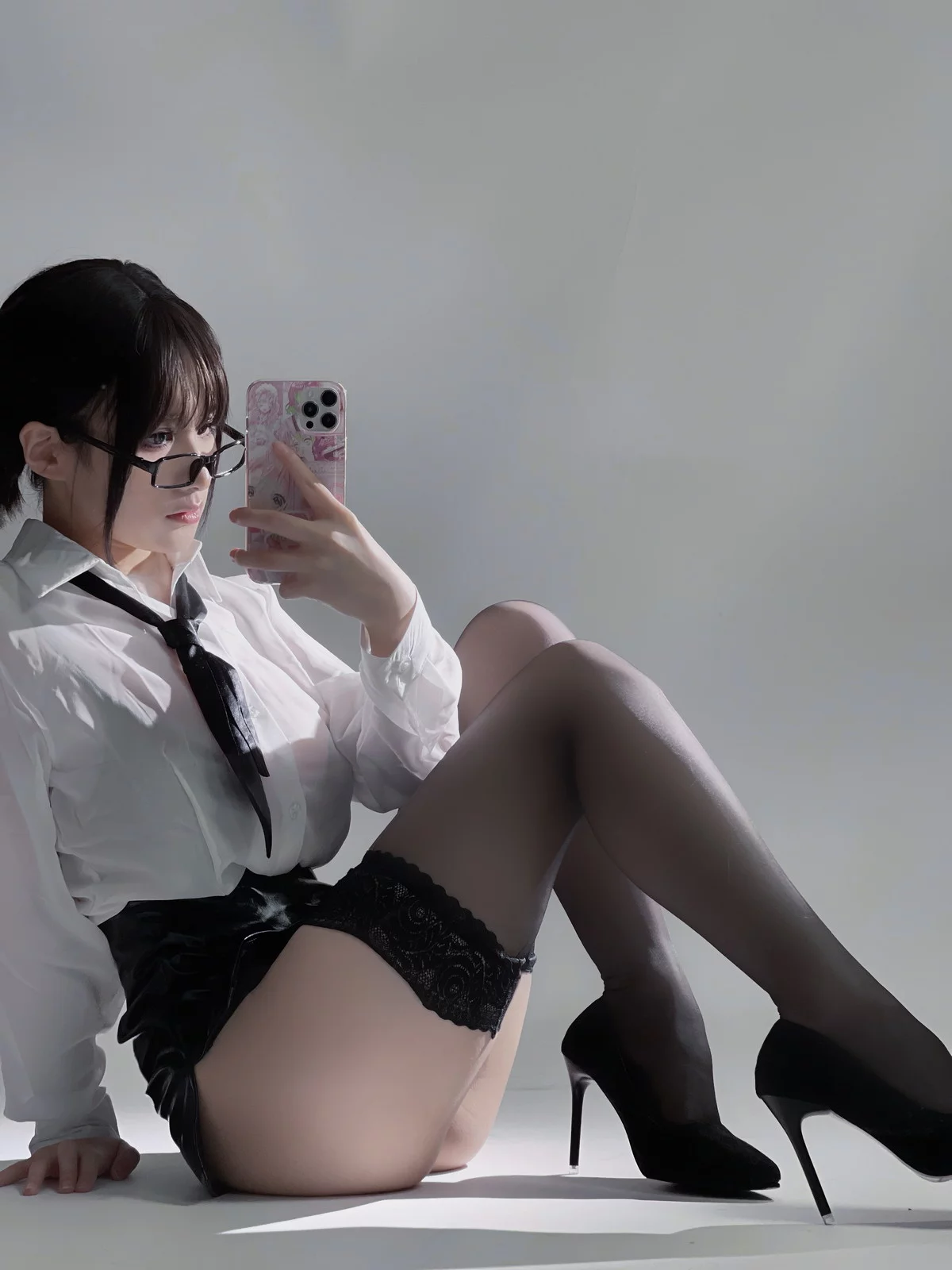 Cos小姐姐幼爱youmeko早安主题性感白T配黑短裙露超薄黑丝秀翘臀诱惑写真28P