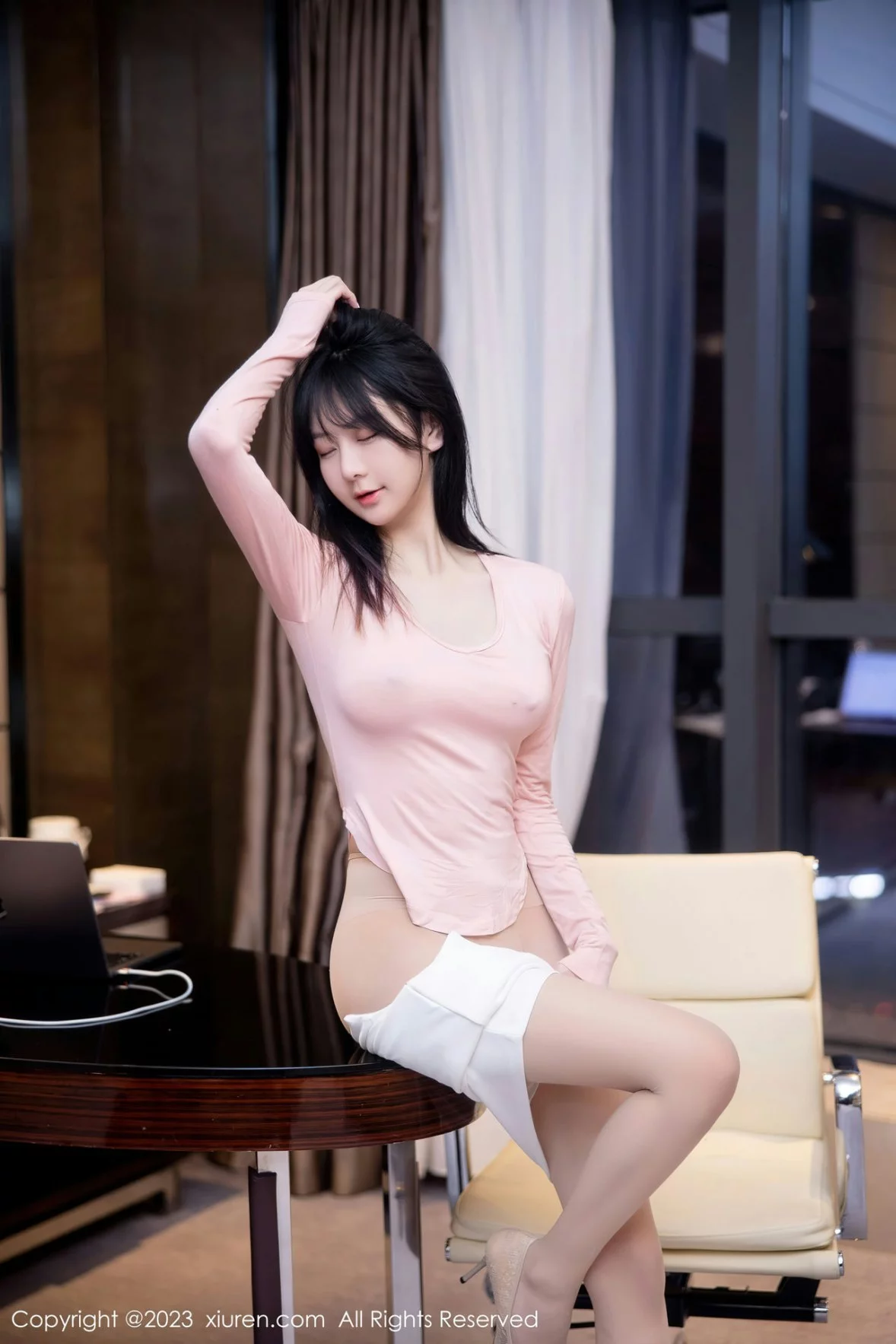 XiuRen第6367期_模特谢小蒽性感粉色上衣配白短裙露超薄无内肉丝撩人诱惑写真91P