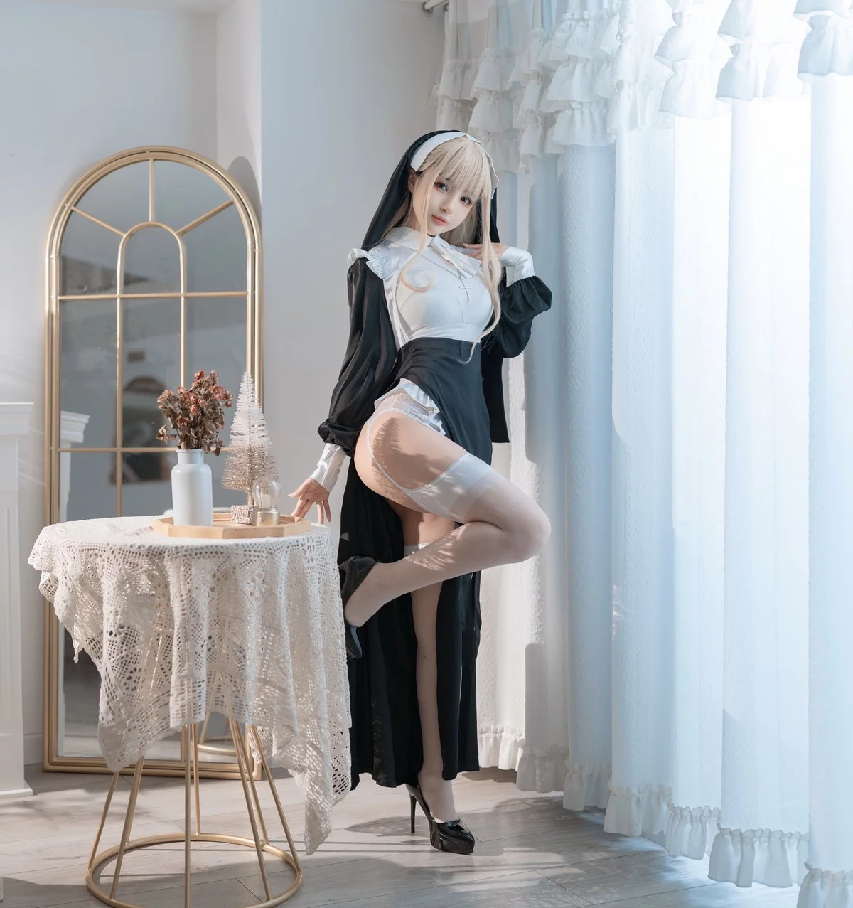 网络美女桜井宁宁修女主题性感白色高叉连体衣配白色蕾丝吊袜秀美腿诱惑写真41P