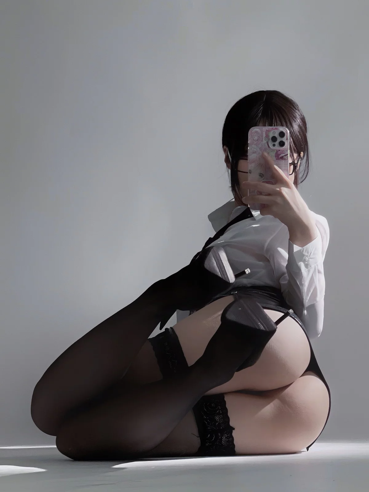 Cos小姐姐幼爱youmeko早安主题性感白T配黑短裙露超薄黑丝秀翘臀诱惑写真28P