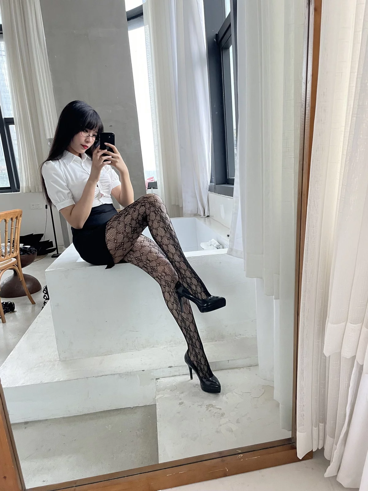 网络美女轩萧学姐提花裤袜主题性感白T配黑短裙露黑丝网袜秀翘臀美腿诱惑写真106P