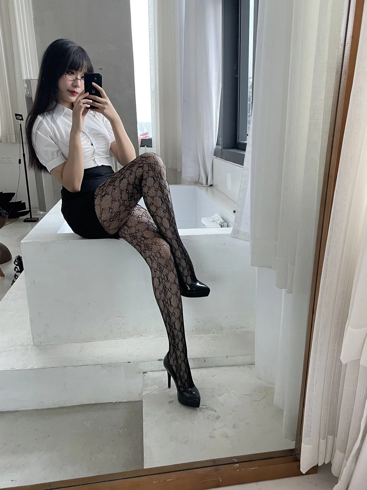 网络美女轩萧学姐提花裤袜主题性感白T配黑短裙露黑丝网袜秀翘臀美腿诱惑写真106P