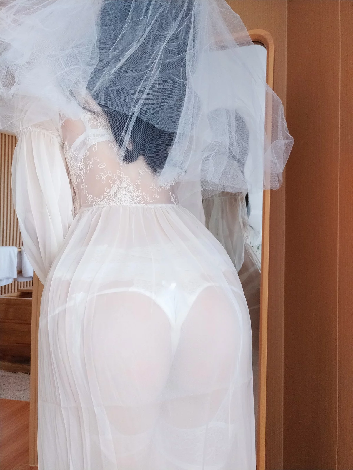 Coser妹子女主K白双子主题性感白色薄纱配蕾丝吊袜露豪乳血滴子遮点诱惑写真75P