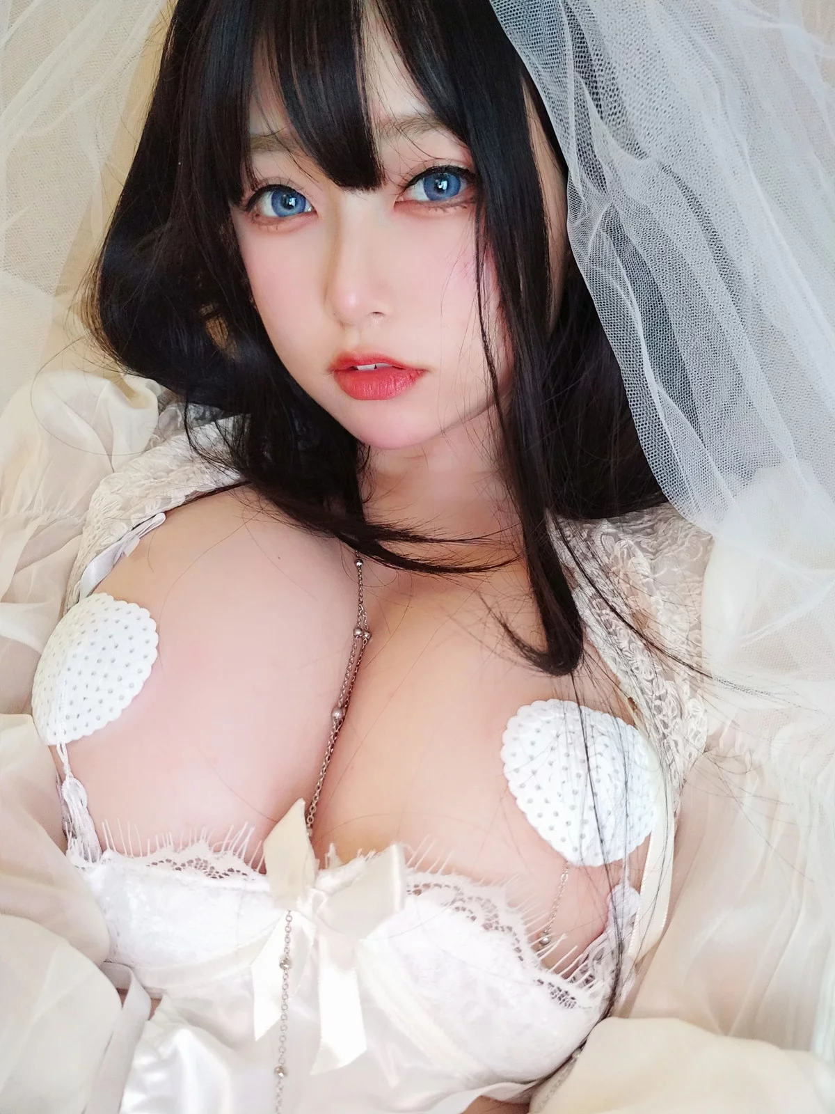 Coser妹子女主K白双子主题性感白色薄纱配蕾丝吊袜露豪乳血滴子遮点诱惑写真75P