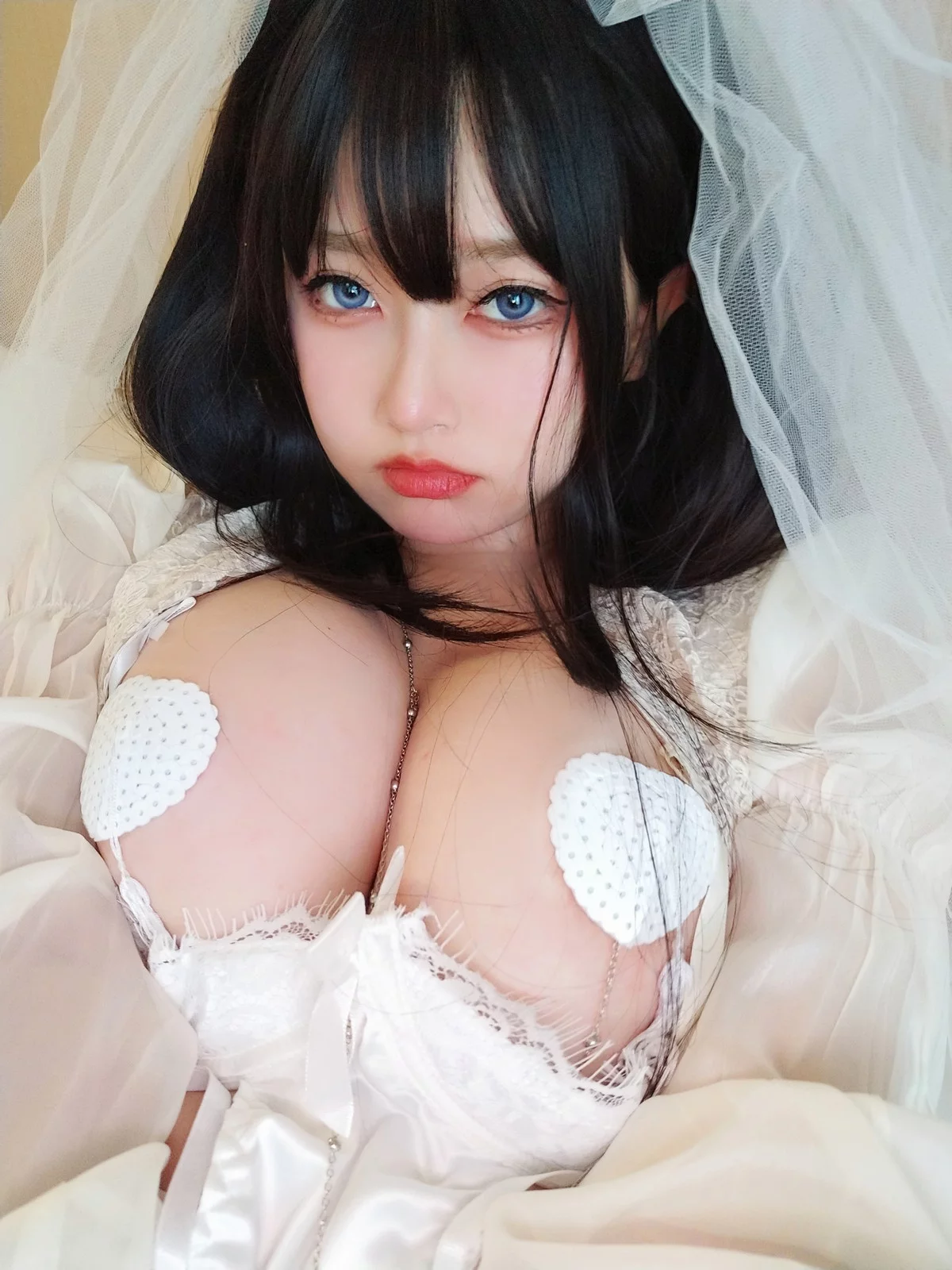 Coser妹子女主K白双子主题性感白色薄纱配蕾丝吊袜露豪乳血滴子遮点诱惑写真75P