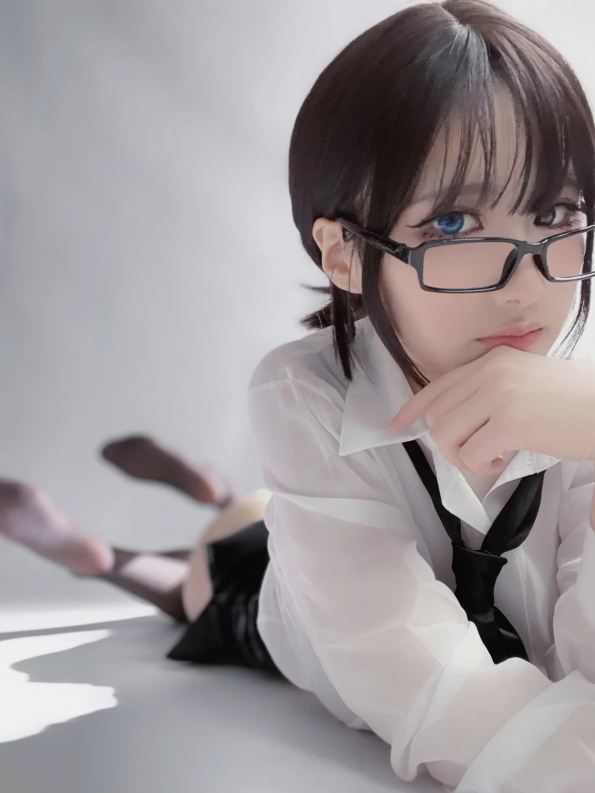 Cos小姐姐幼爱youmeko早安主题性感白T配黑短裙露超薄黑丝秀翘臀诱惑写真28P