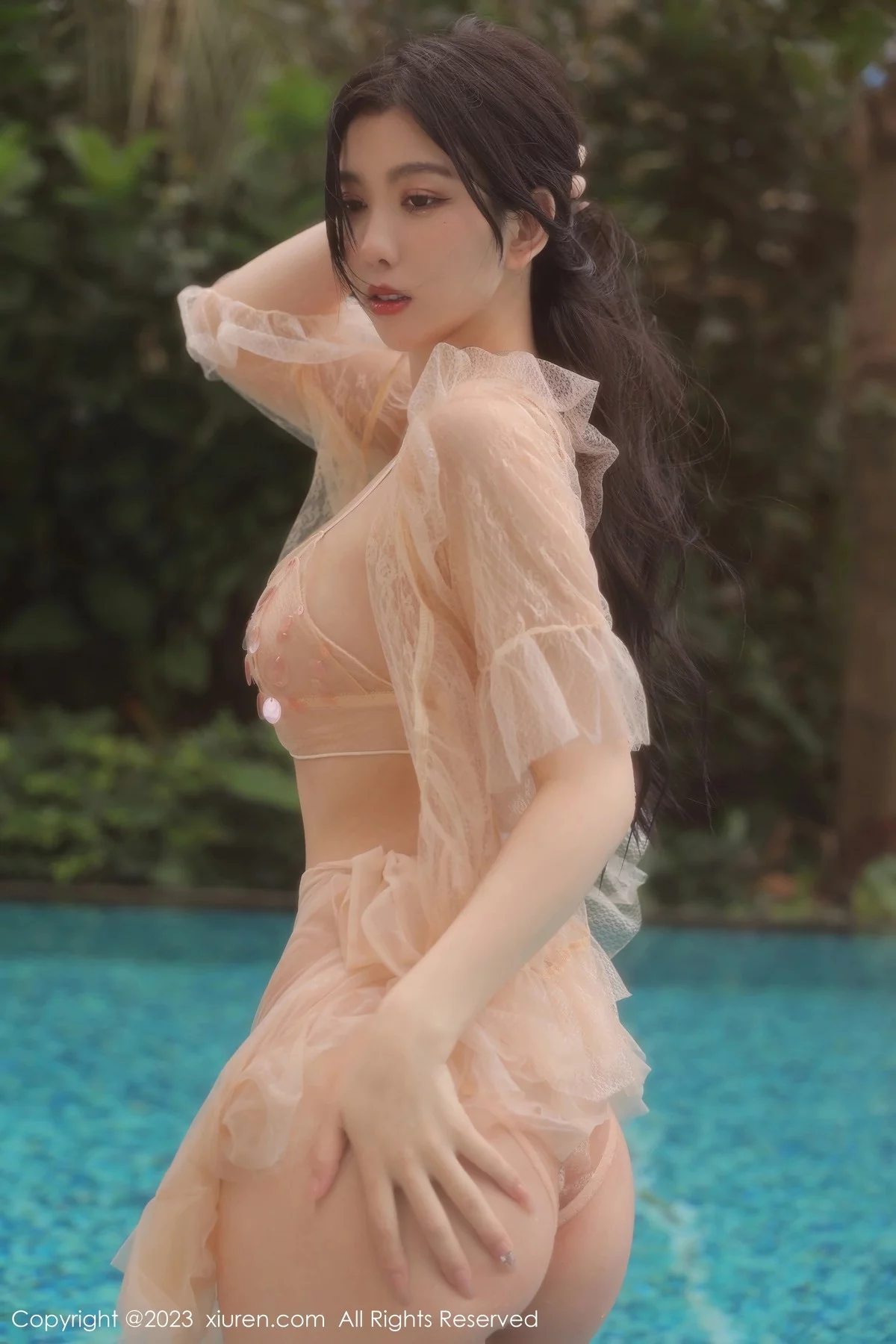XiuRen第6370期_模特李雅柔泳池场景性感浅色薄透连衣长裙秀完美身材诱惑写真55P
