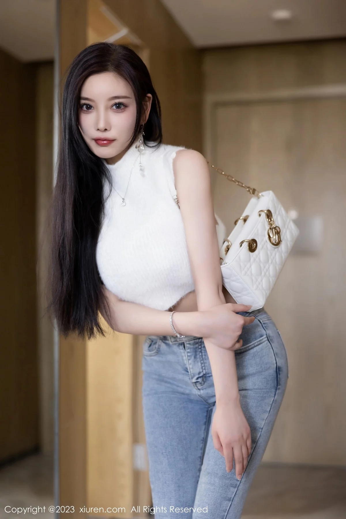 XiuRen第6377期_女神杨晨晨Yome白色短款上衣配牛仔裤秀丰腴身材完美诱惑写真80P