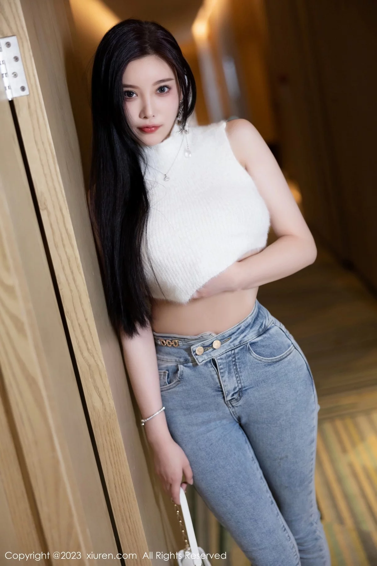 XiuRen第6377期_女神杨晨晨Yome白色短款上衣配牛仔裤秀丰腴身材完美诱惑写真80P