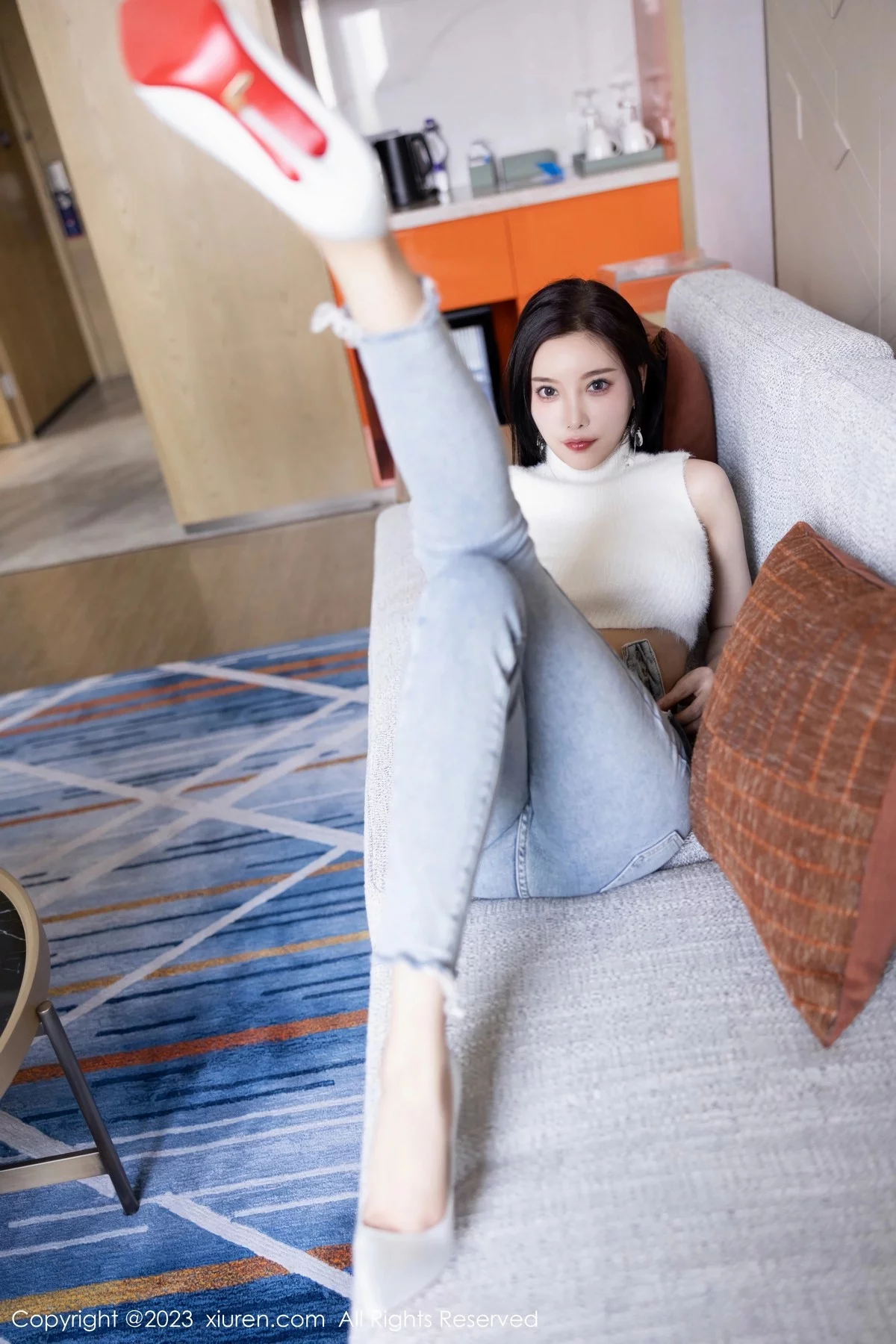 XiuRen第6377期_女神杨晨晨Yome白色短款上衣配牛仔裤秀丰腴身材完美诱惑写真80P