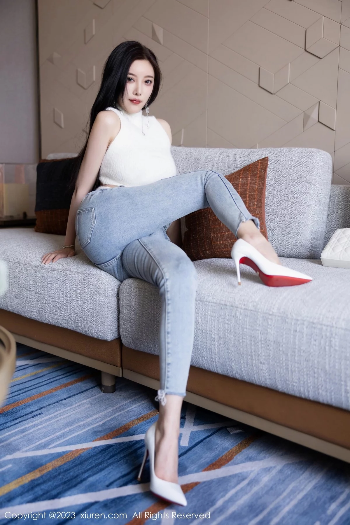 XiuRen第6377期_女神杨晨晨Yome白色短款上衣配牛仔裤秀丰腴身材完美诱惑写真80P