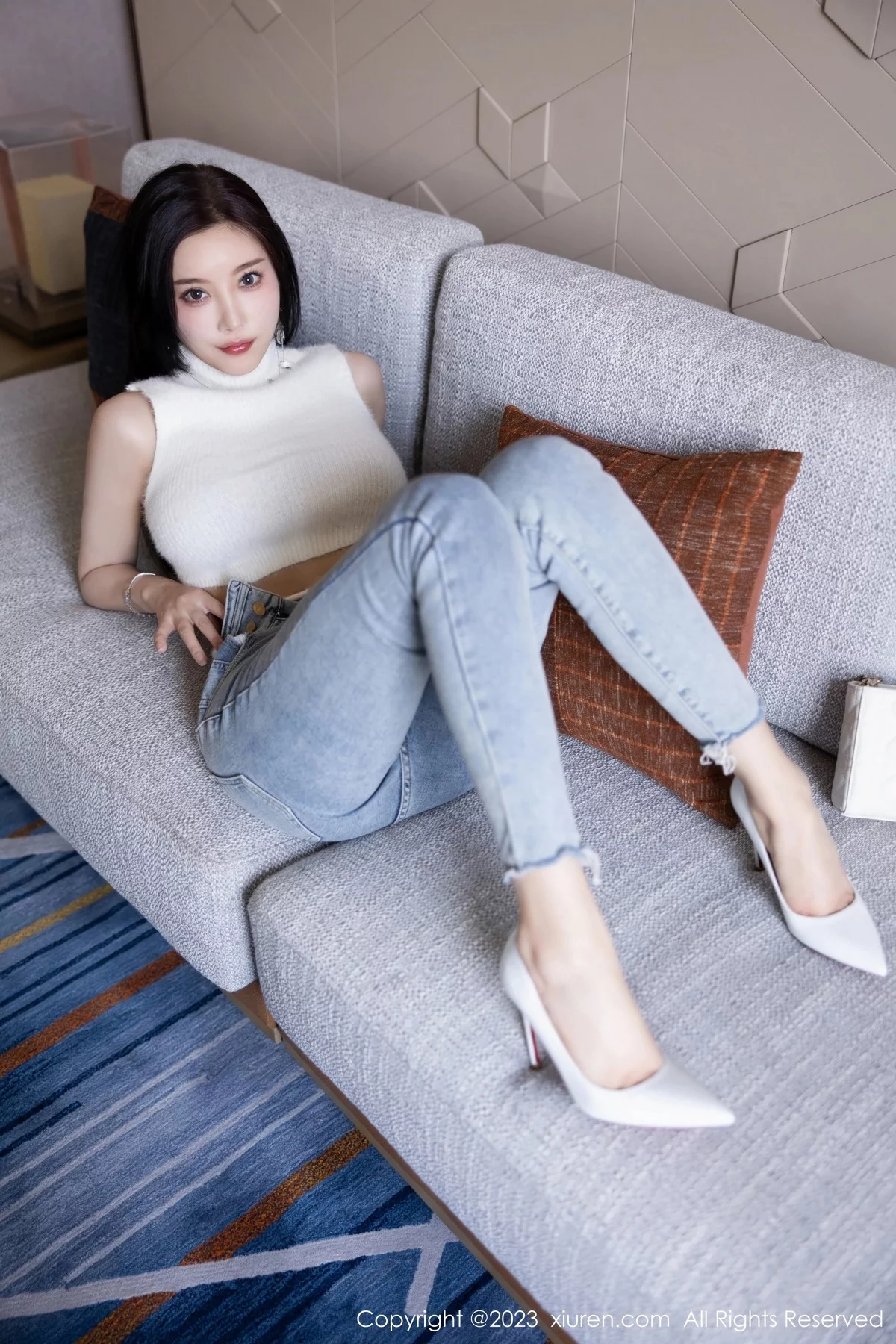 XiuRen第6377期_女神杨晨晨Yome白色短款上衣配牛仔裤秀丰腴身材完美诱惑写真80P