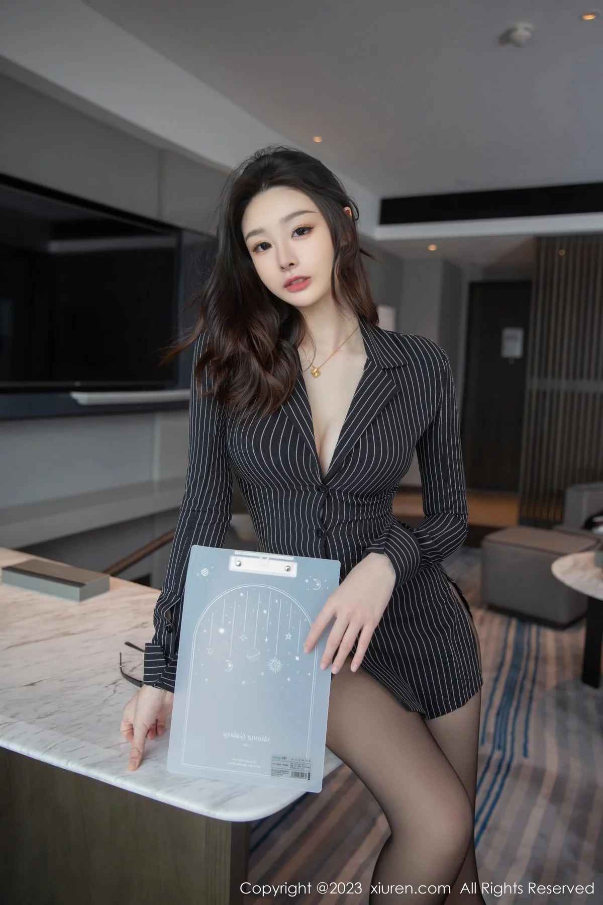 XiuRen第6376期_模特是小逗逗脱黑色条纹衬衣露黑色网纱轻透内衣迷人诱惑写真80P