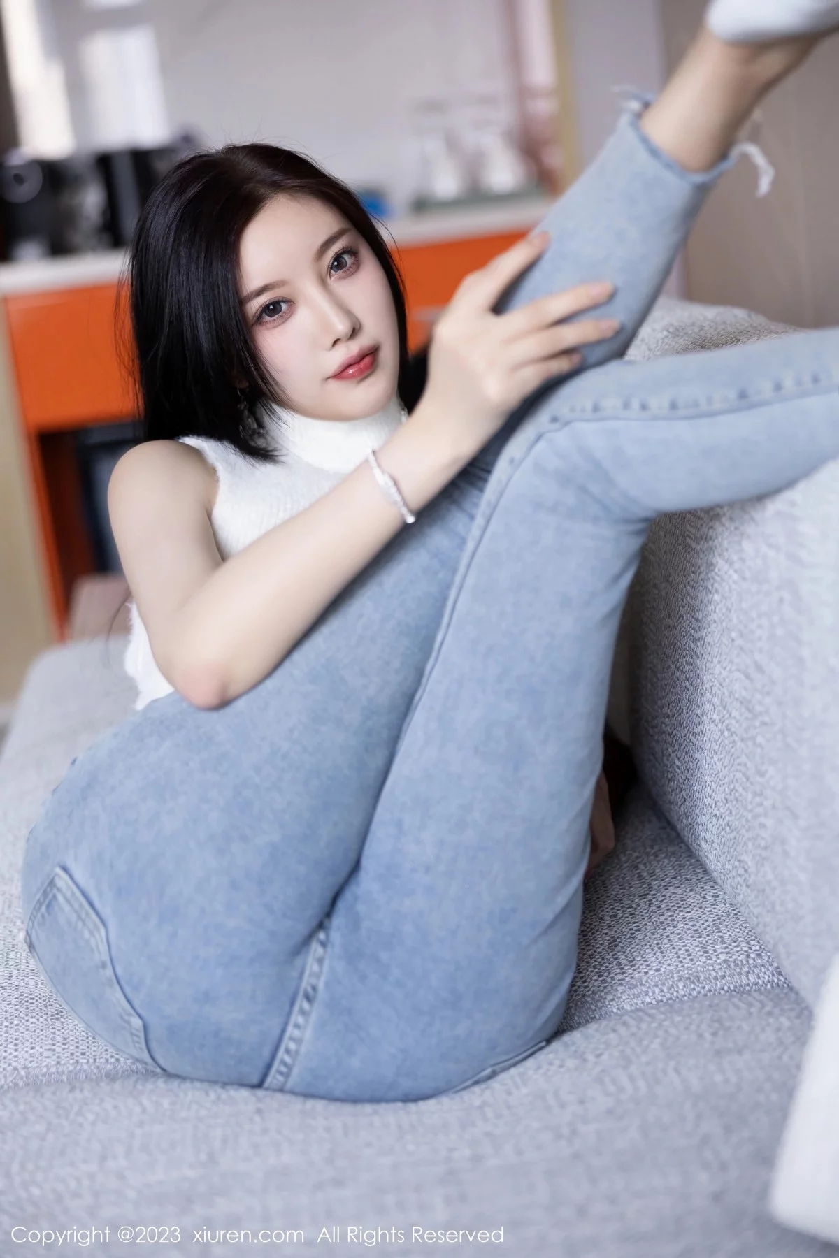 XiuRen第6377期_女神杨晨晨Yome白色短款上衣配牛仔裤秀丰腴身材完美诱惑写真80P