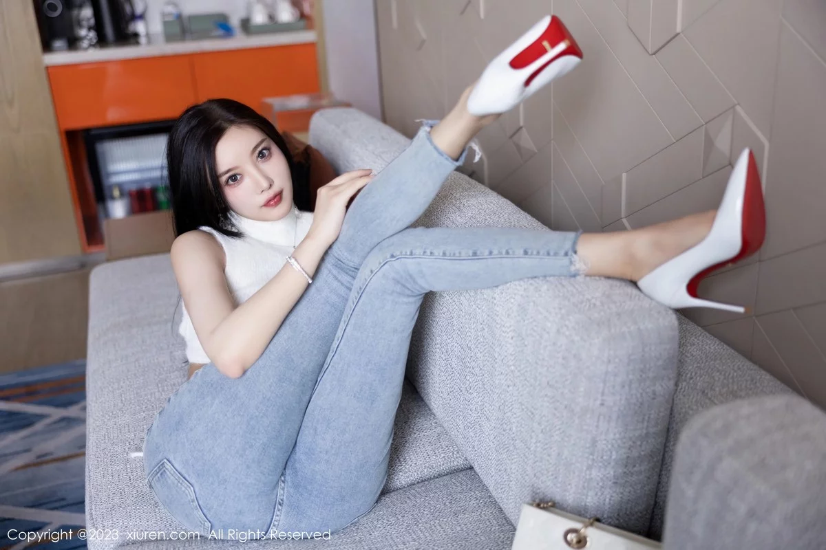 XiuRen第6377期_女神杨晨晨Yome白色短款上衣配牛仔裤秀丰腴身材完美诱惑写真80P