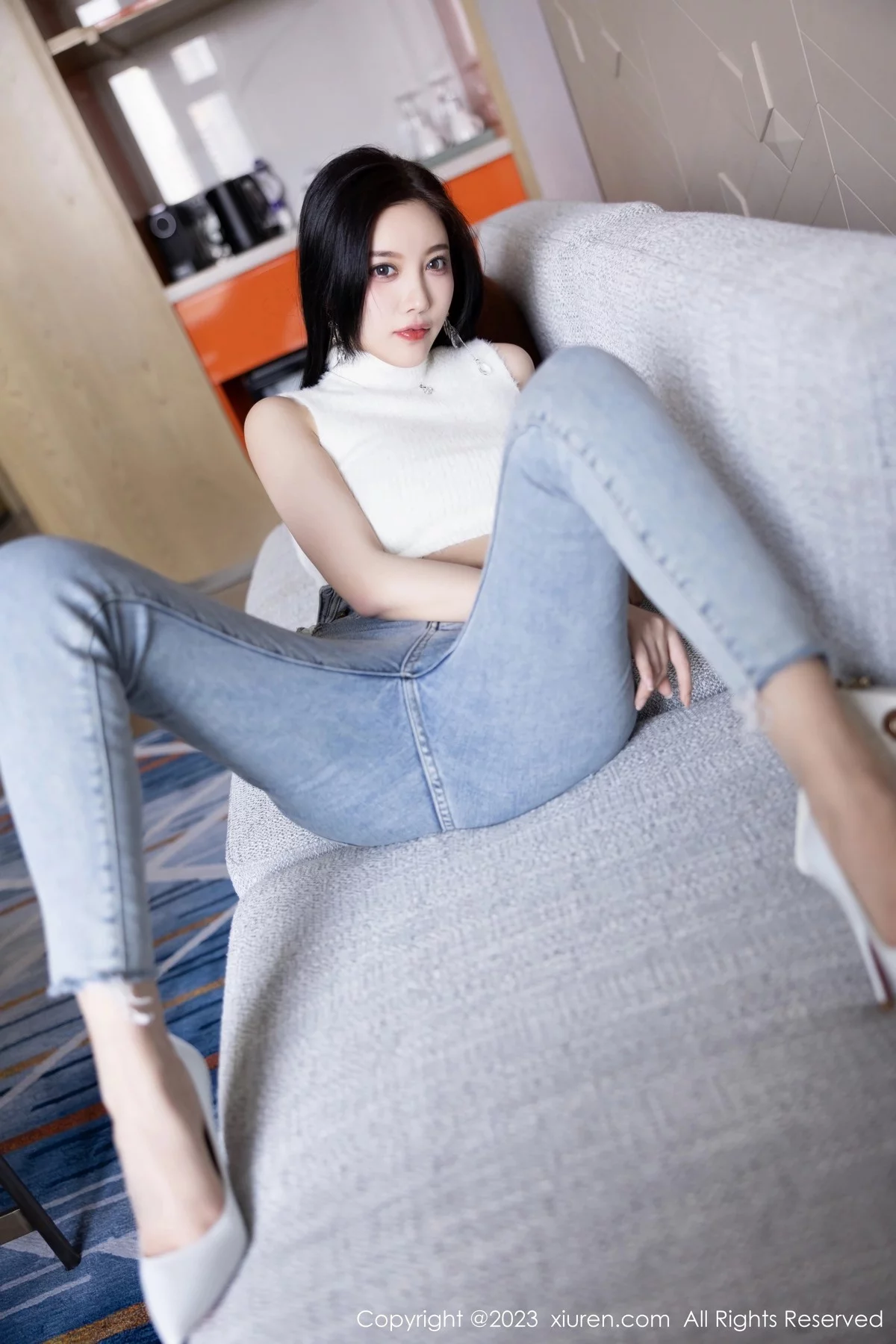 XiuRen第6377期_女神杨晨晨Yome白色短款上衣配牛仔裤秀丰腴身材完美诱惑写真80P
