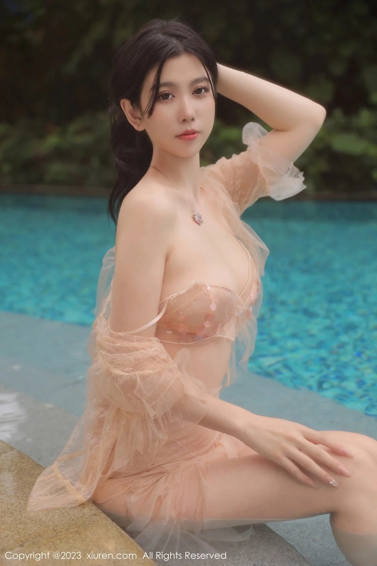 XiuRen第6370期_模特李雅柔泳池场景性感浅色薄透连衣长裙秀完美身材诱惑写真55P