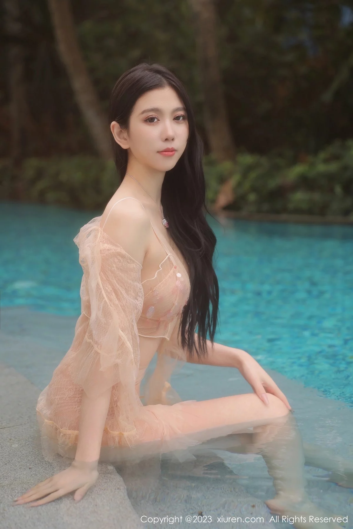 XiuRen第6370期_模特李雅柔泳池场景性感浅色薄透连衣长裙秀完美身材诱惑写真55P
