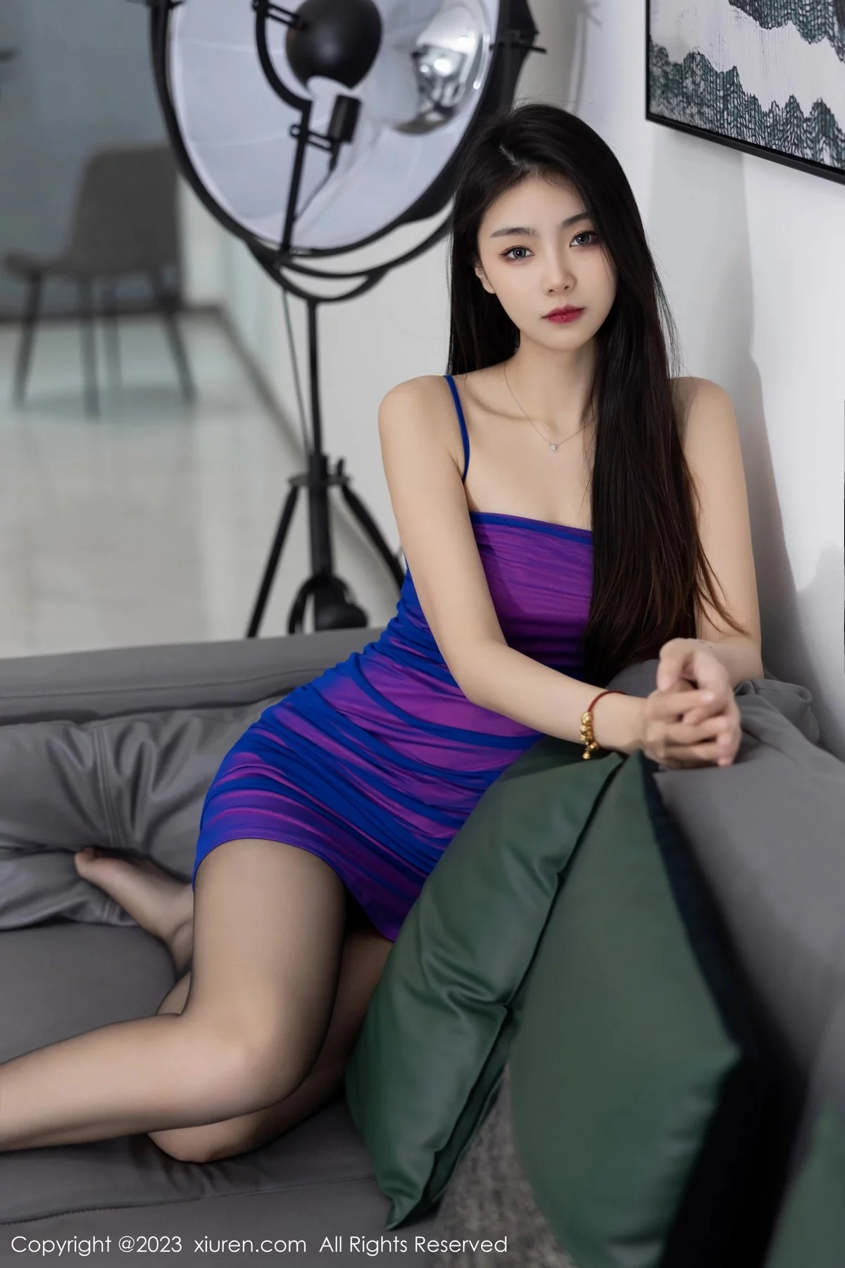 XiuRen第6374期_模特可乐Vicky性感蓝紫色吊带短裙配超薄黑丝秀美腿诱惑写真60P