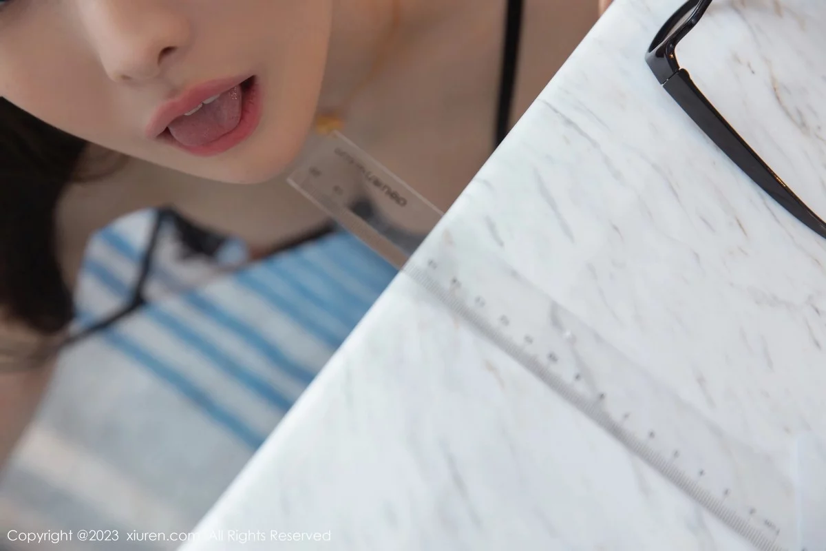 XiuRen第6376期_模特是小逗逗脱黑色条纹衬衣露黑色网纱轻透内衣迷人诱惑写真80P
