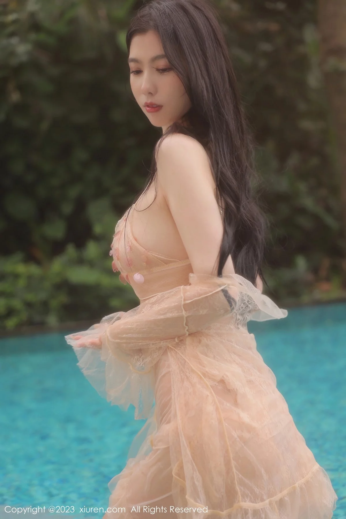 XiuRen第6370期_模特李雅柔泳池场景性感浅色薄透连衣长裙秀完美身材诱惑写真55P