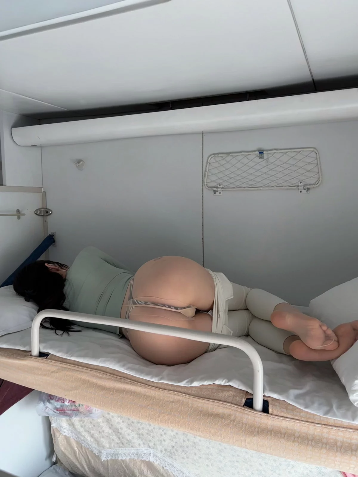 健身女神脸红Dearie高铁之旅主题高铁上半脱紧身服饰露豪乳翘臀惹火诱惑写真80P