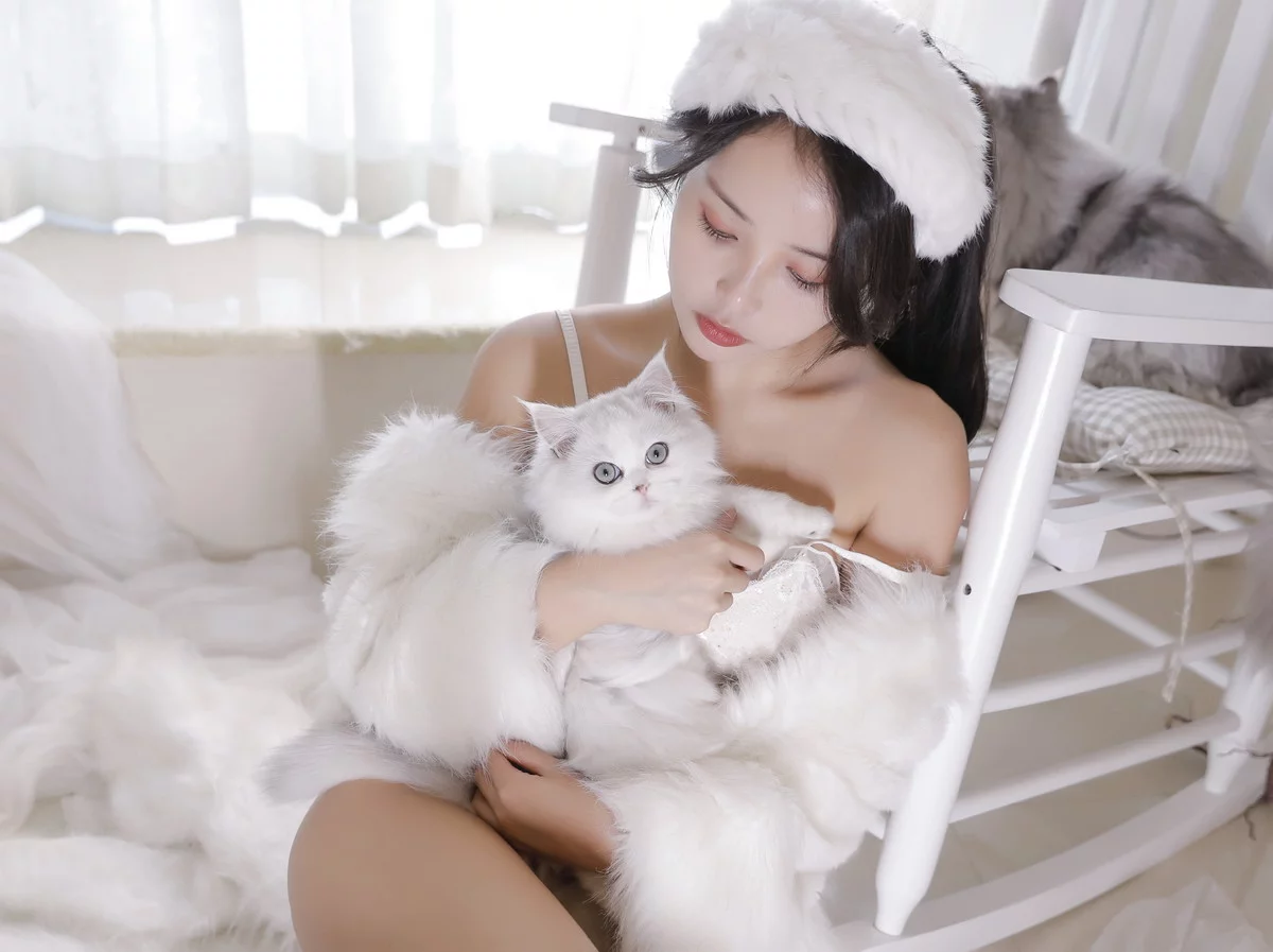 网络美女苏嫣嫣阿姨初冬主题私房脱白色绒毛外衣露性感白色内衣迷人诱惑写真31P