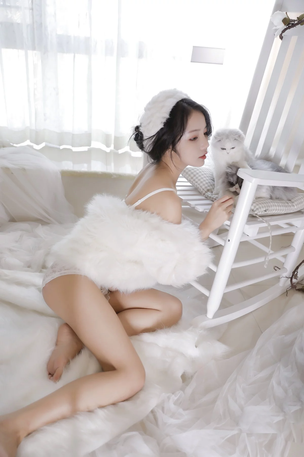网络美女苏嫣嫣阿姨初冬主题私房脱白色绒毛外衣露性感白色内衣迷人诱惑写真31P
