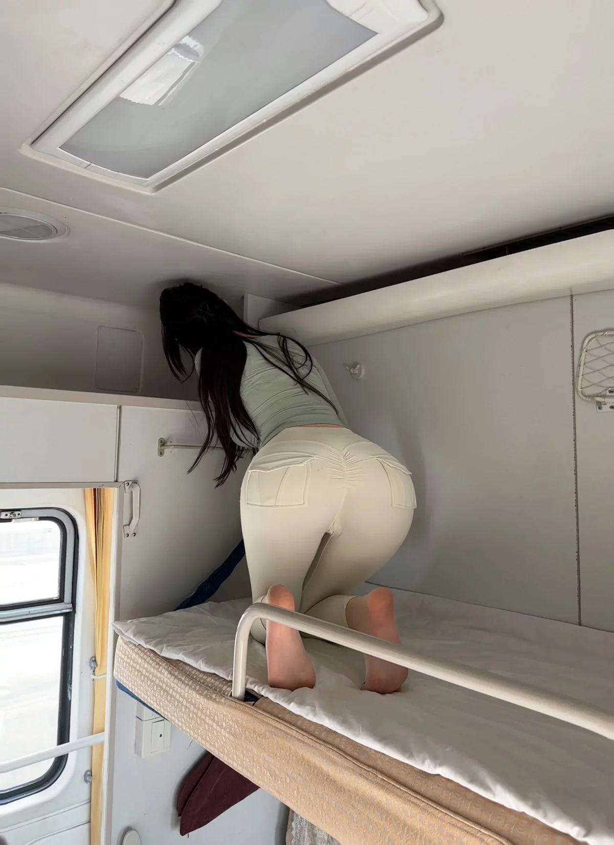 健身女神脸红Dearie高铁之旅主题高铁上半脱紧身服饰露豪乳翘臀惹火诱惑写真80P
