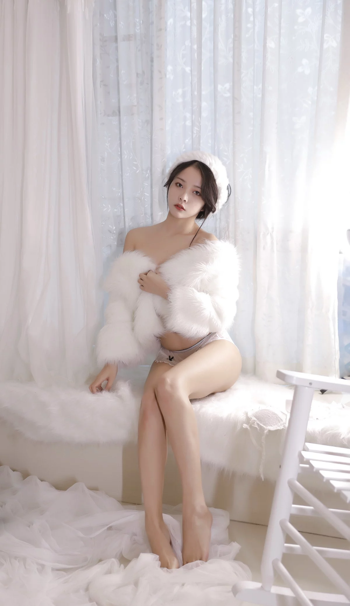网络美女苏嫣嫣阿姨初冬主题私房脱白色绒毛外衣露性感白色内衣迷人诱惑写真31P
