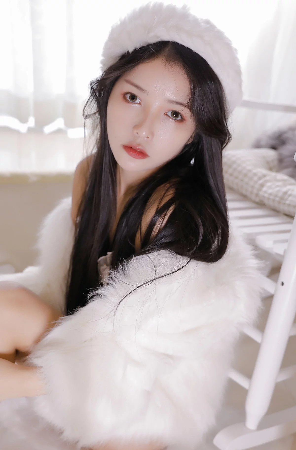网络美女苏嫣嫣阿姨初冬主题私房脱白色绒毛外衣露性感白色内衣迷人诱惑写真31P