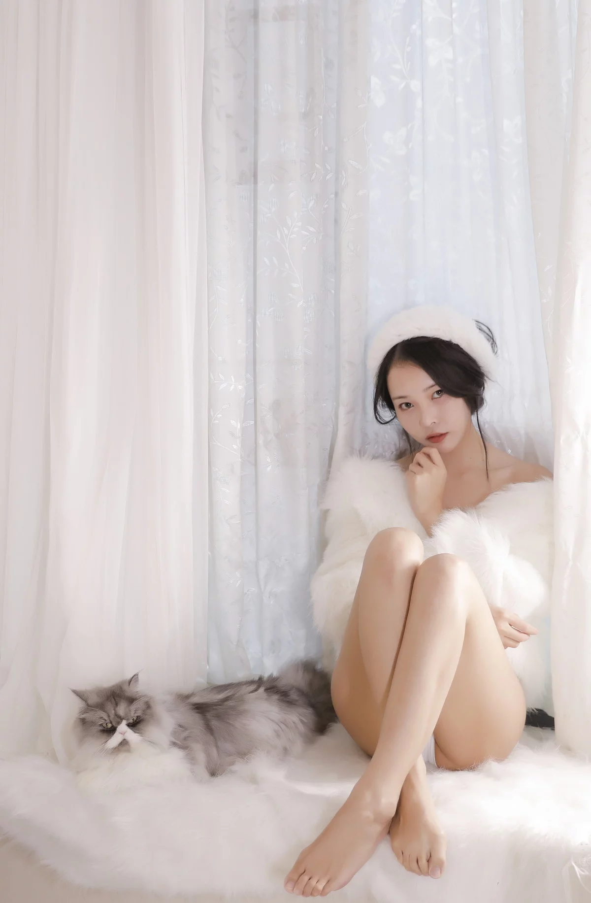 网络美女苏嫣嫣阿姨初冬主题私房脱白色绒毛外衣露性感白色内衣迷人诱惑写真31P