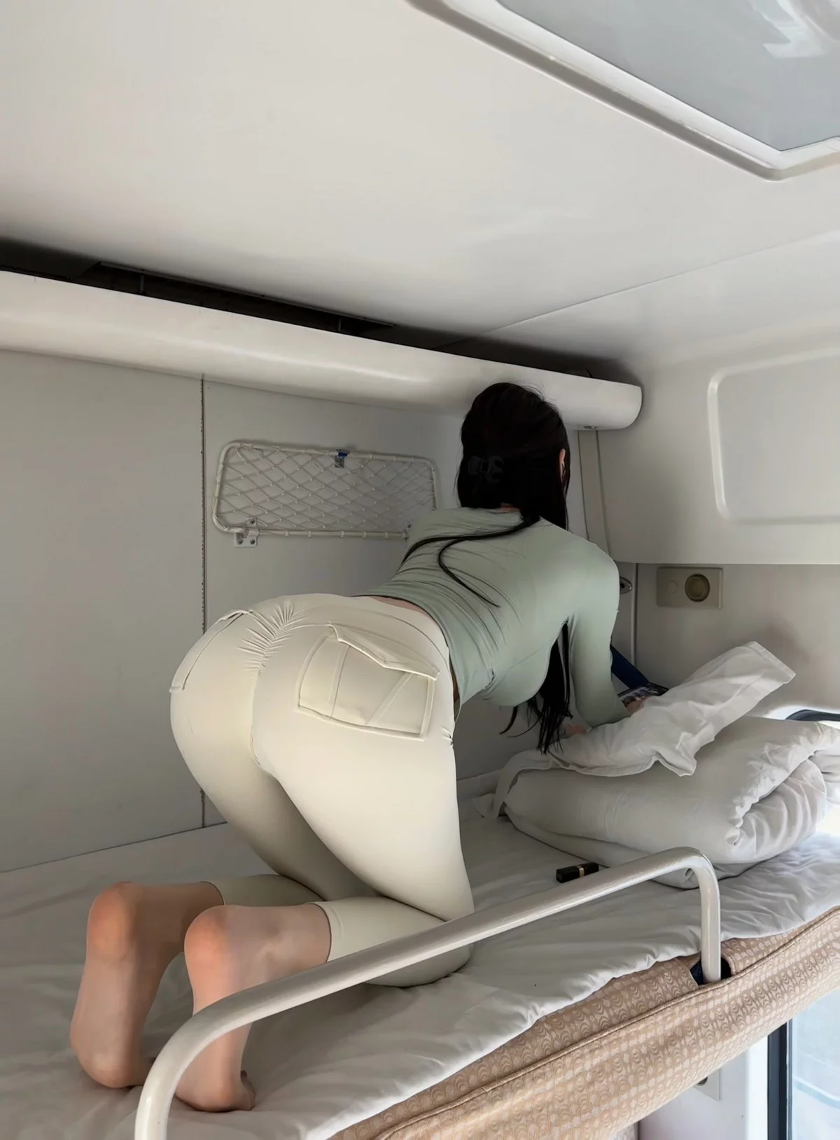 健身女神脸红Dearie高铁之旅主题高铁上半脱紧身服饰露豪乳翘臀惹火诱惑写真80P
