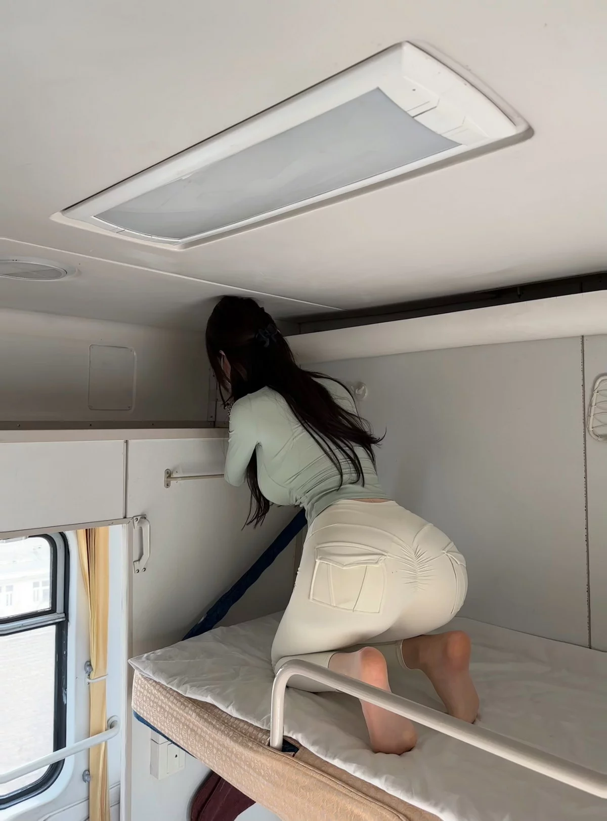 健身女神脸红Dearie高铁之旅主题高铁上半脱紧身服饰露豪乳翘臀惹火诱惑写真80P