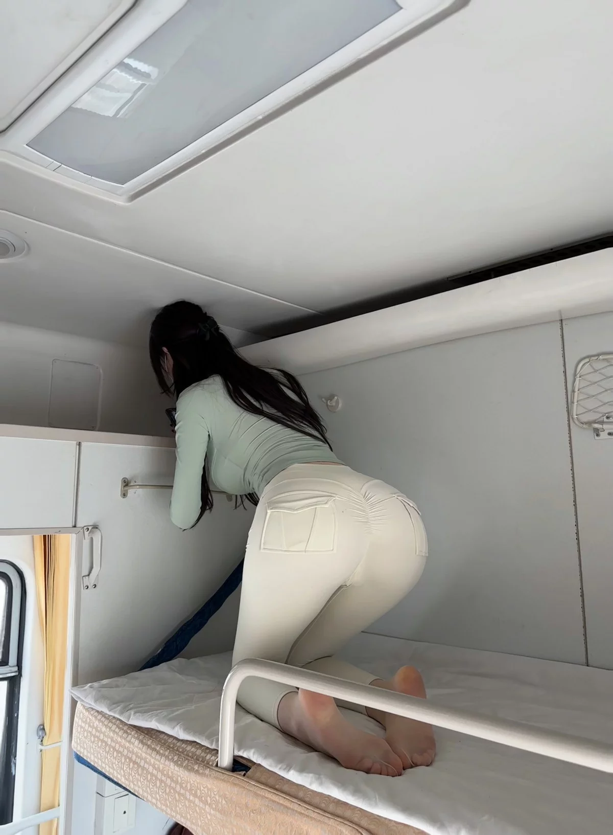 健身女神脸红Dearie高铁之旅主题高铁上半脱紧身服饰露豪乳翘臀惹火诱惑写真80P