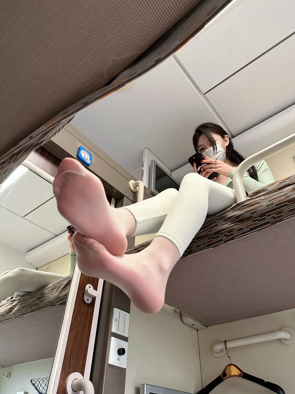 健身女神脸红Dearie高铁之旅主题高铁上半脱紧身服饰露豪乳翘臀惹火诱惑写真80P