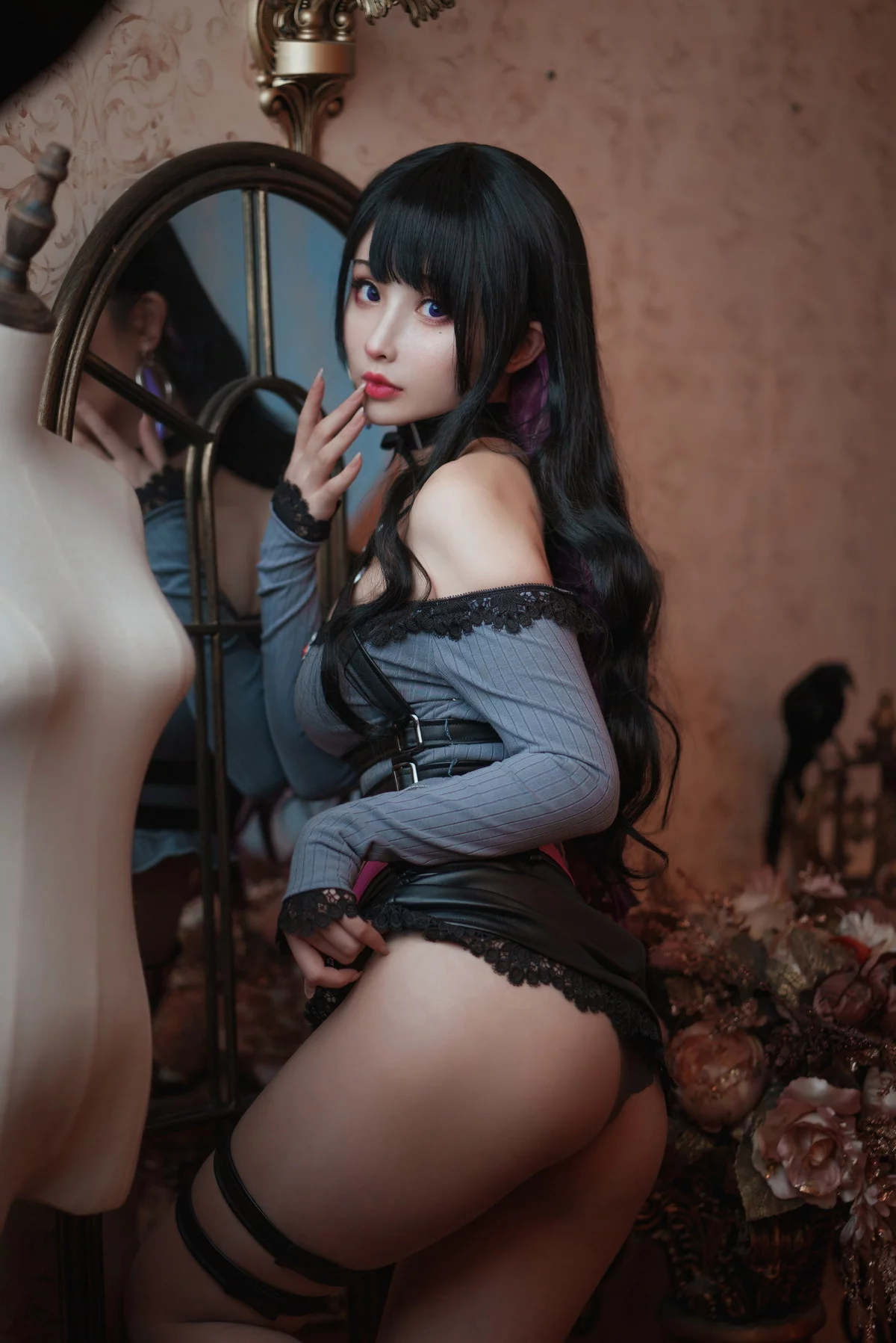 网络美女rioko凉凉子魅魔X恋乃夜舞主题灰色低胸服饰配超薄黑丝秀翘臀诱惑写真40P