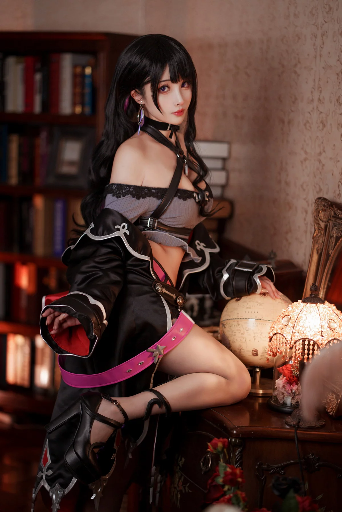 网络美女rioko凉凉子魅魔X恋乃夜舞主题灰色低胸服饰配超薄黑丝秀翘臀诱惑写真40P