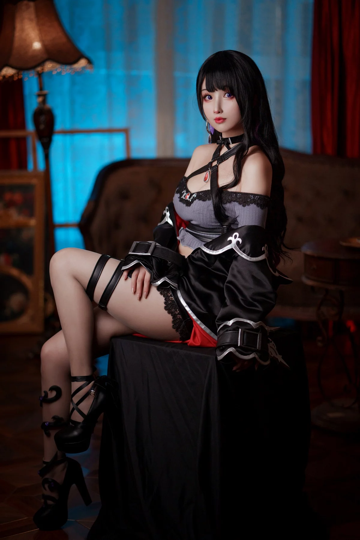 网络美女rioko凉凉子魅魔X恋乃夜舞主题灰色低胸服饰配超薄黑丝秀翘臀诱惑写真40P