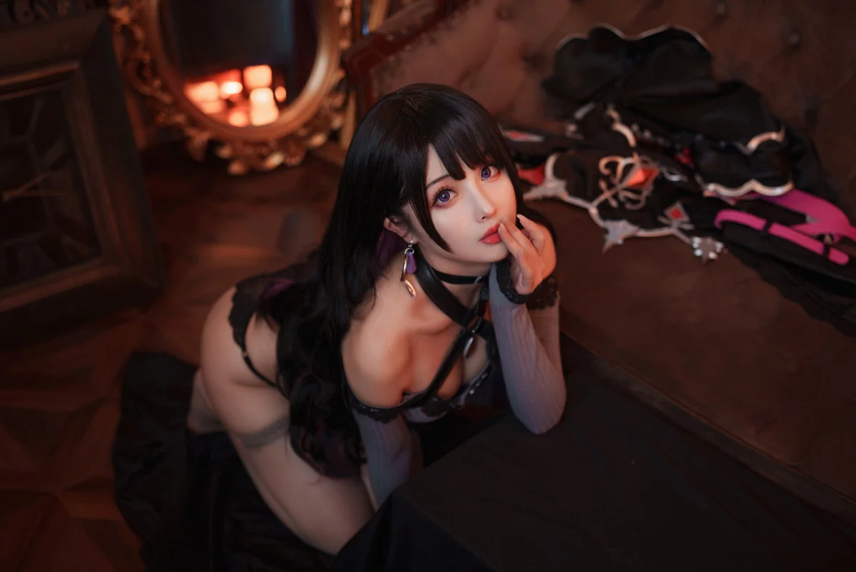 网络美女rioko凉凉子魅魔X恋乃夜舞主题灰色低胸服饰配超薄黑丝秀翘臀诱惑写真40P