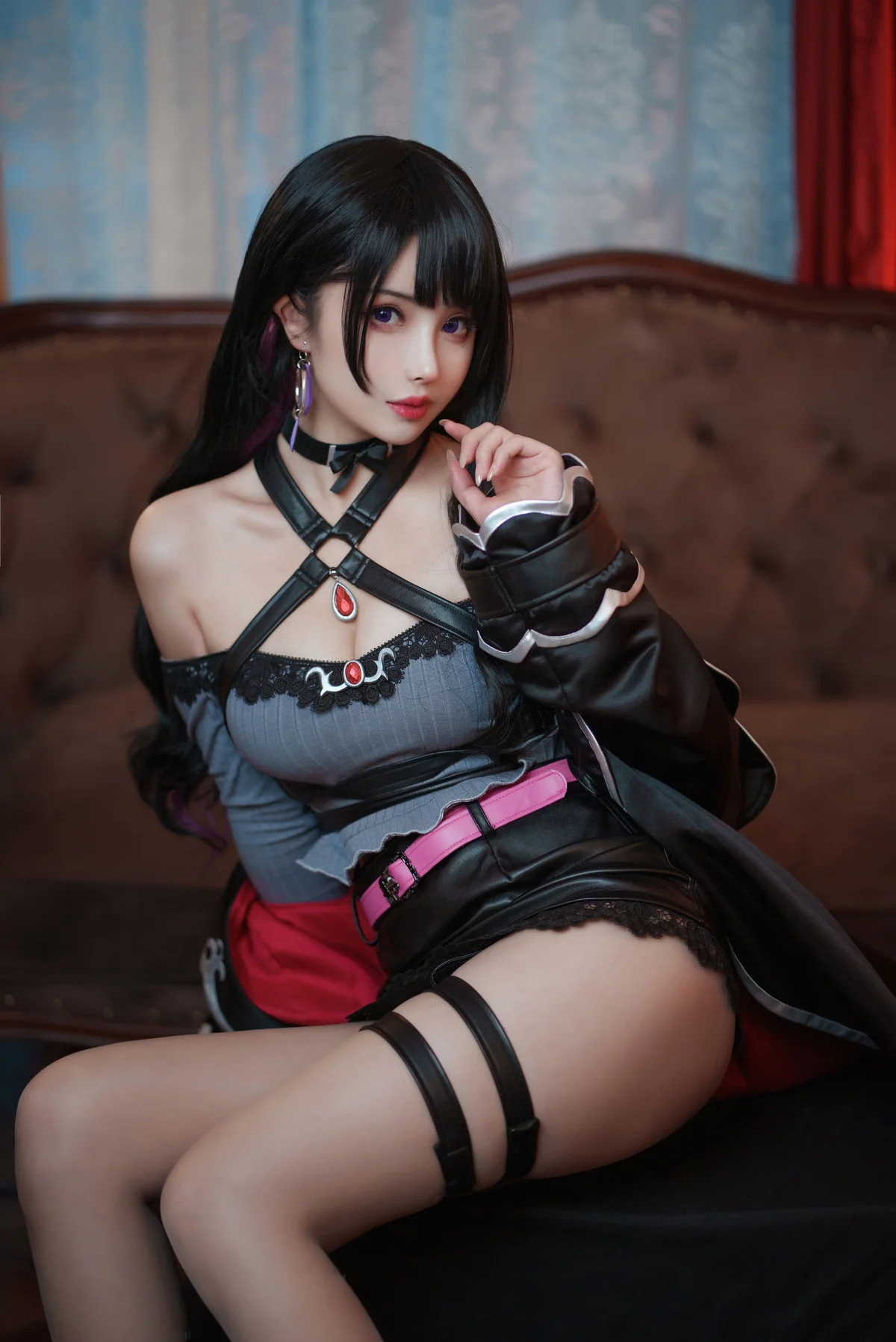 网络美女rioko凉凉子魅魔X恋乃夜舞主题灰色低胸服饰配超薄黑丝秀翘臀诱惑写真40P
