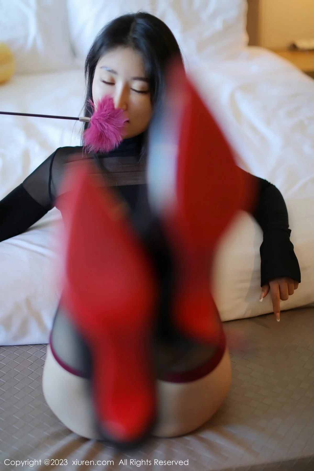 XiuRen第6380期_模特司柠性感黑色轻透高开叉服饰配黑丝袜秀曼妙身姿诱惑写真79P