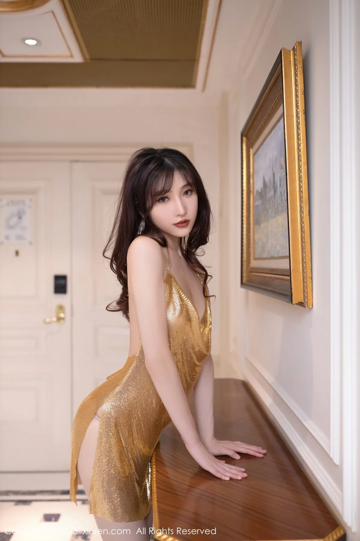 XiuRen第6390期_模特陆萱萱性感金色吊带短裙搭配原色丝袜秀曼妙身姿诱惑写真81P